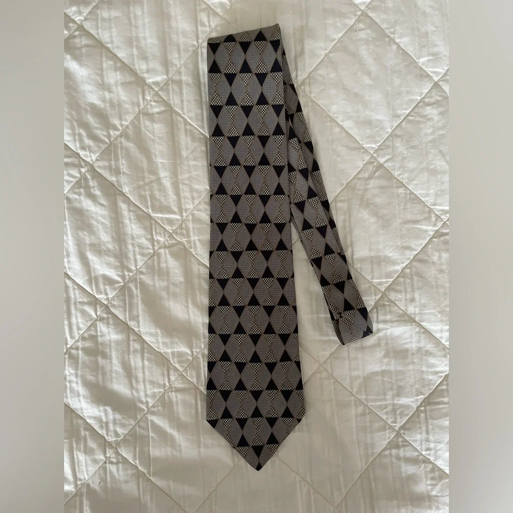 Vintage Geoffrey Beene Geometric Patterned Tie in Black and Gray